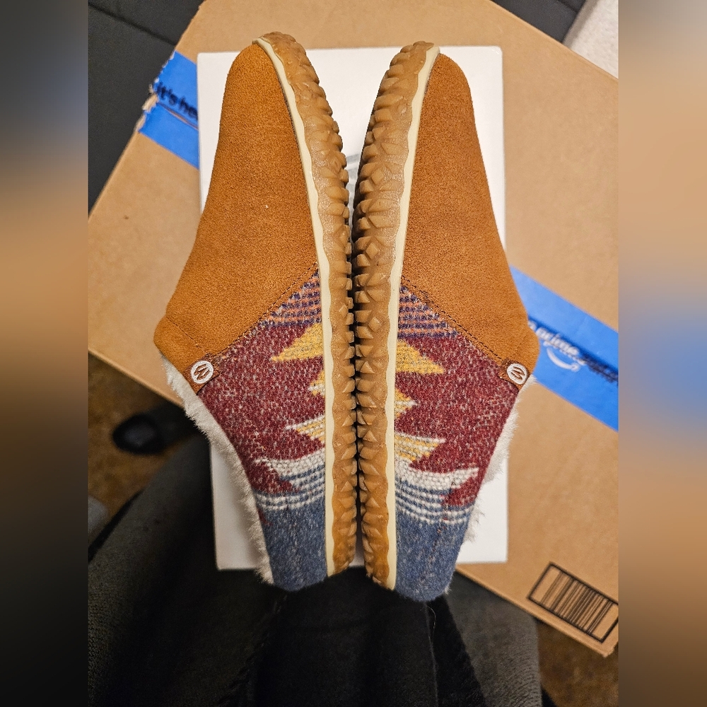 Minnetonka Slippers Women's Size 9, Like New
